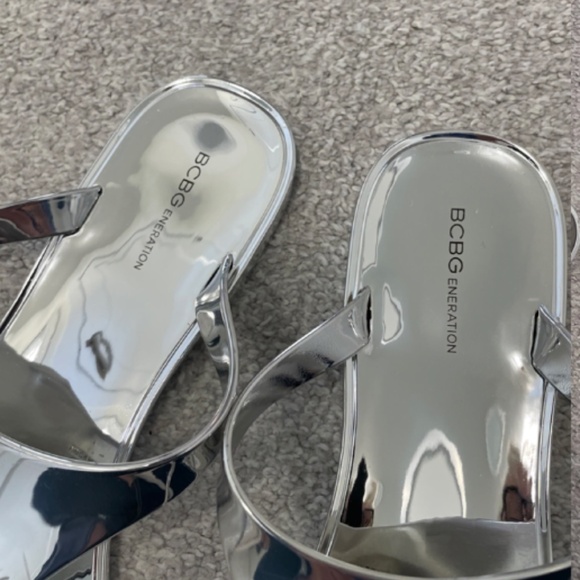 BCBGeneration Silver Thongs NWOT 8 - Picture 7 of 9